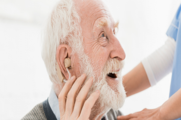 Por que o idoso escuta mal? 